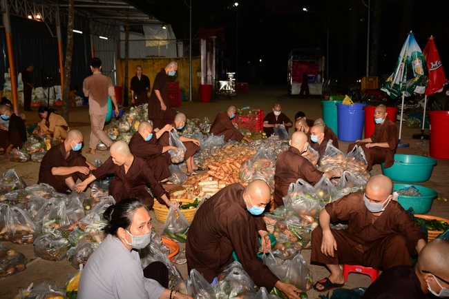 Chùa Hoằng Pháp: Tiếp tục hỗ trợ người dân khó khăn trong đại dịch Covid (đợt 8)